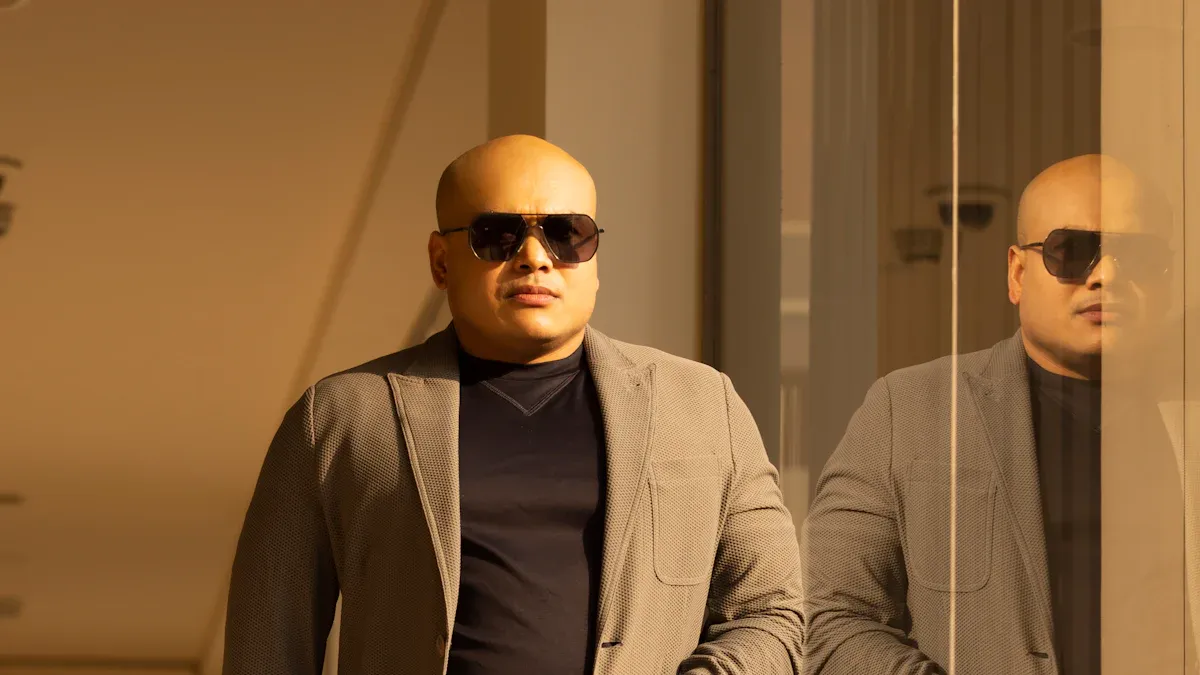 Chinos vs Khakis: Key Differences, Style Tips & How to Choose the Right Pants