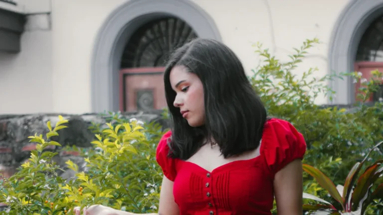 Choosing Between Maxi and Midi Dresses for Modern Style