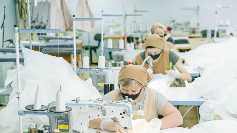 How to Choose Between a Tech Pack and a Sample First in Fashion Production